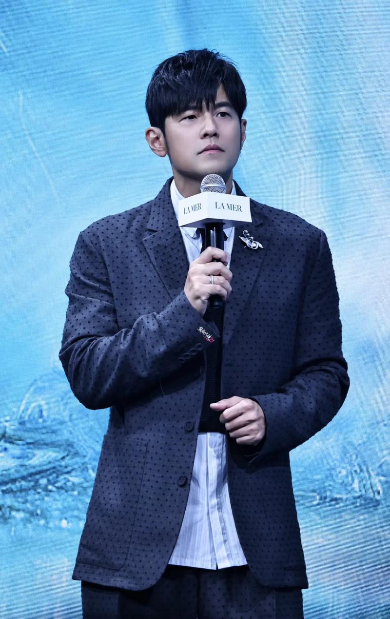 杰伦小凯合照太绝!两代顶流同框真是大破防